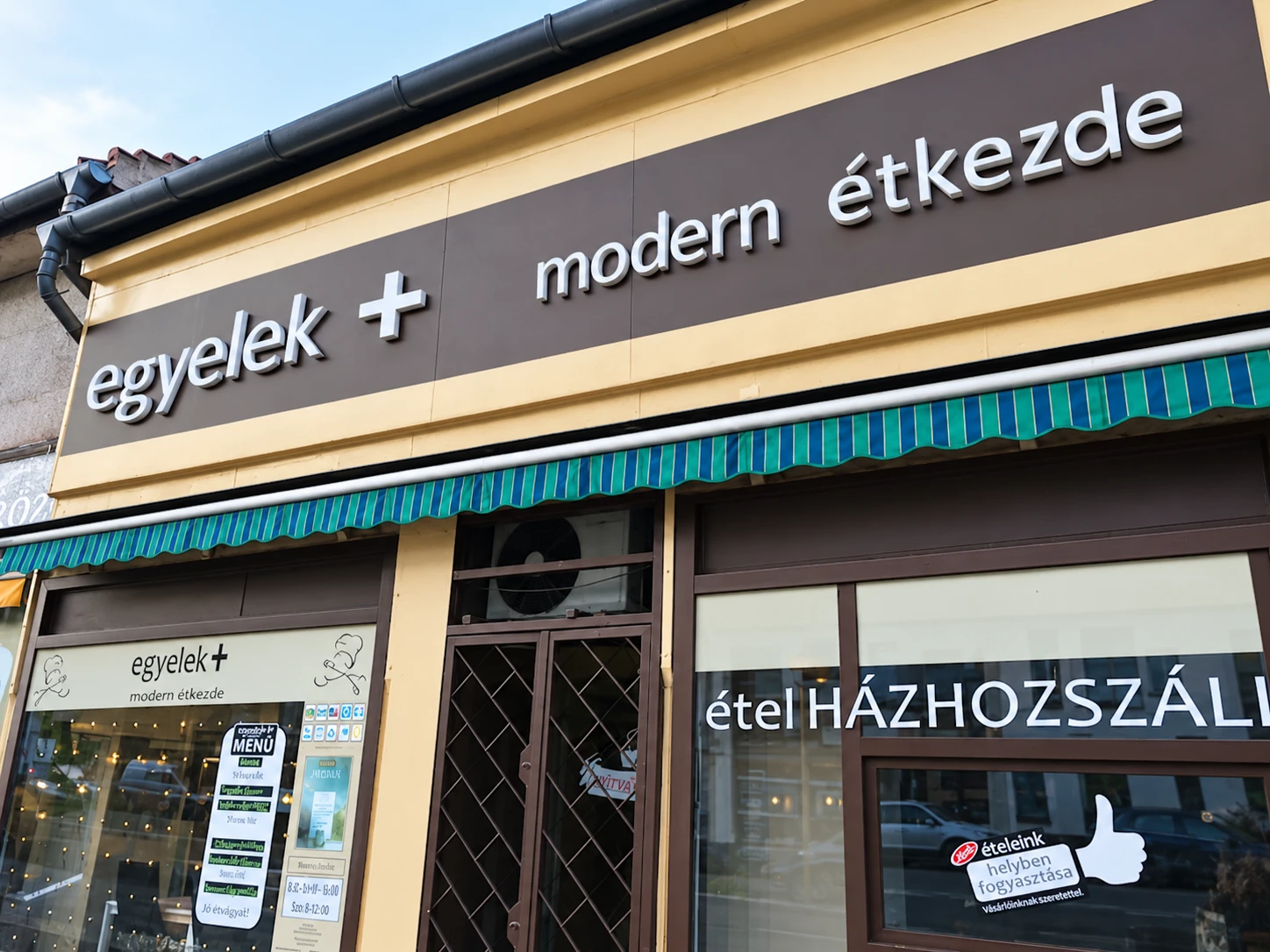 Az újpesti Egyelek+ étkezde bejárata és felirata